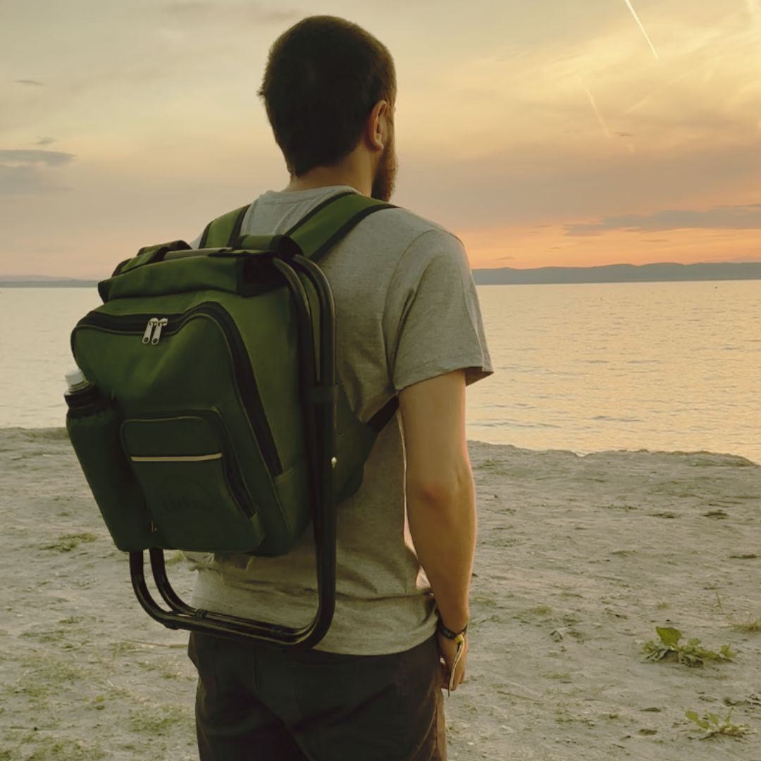 Rucksack mit Stuhl und Kühltasche